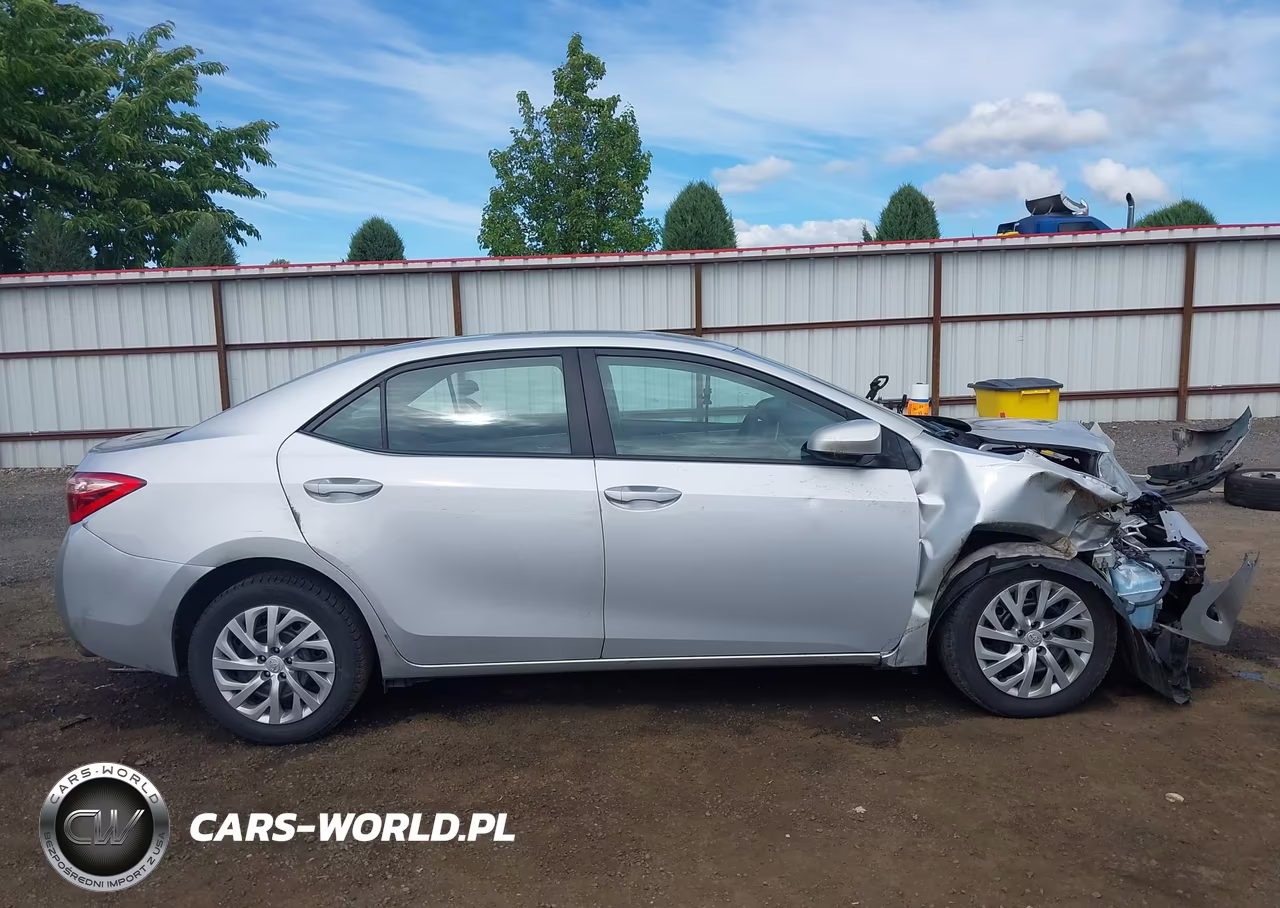 2018 Toyota Corolla Le VIN:2T1BURHE1JC083611 - 13