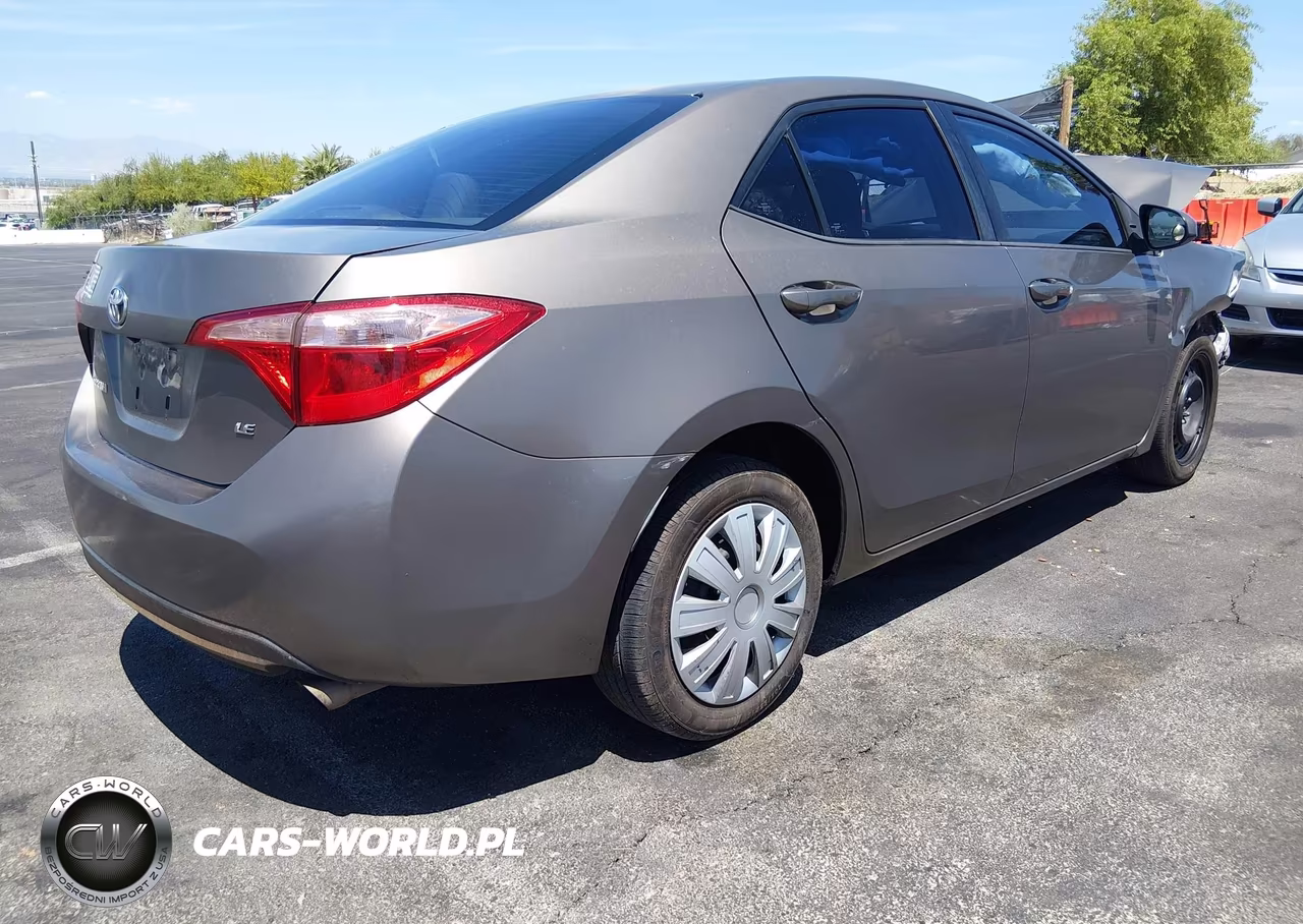 2018 Toyota Corolla Le VIN:5YFBURHE5JP765021 - 4