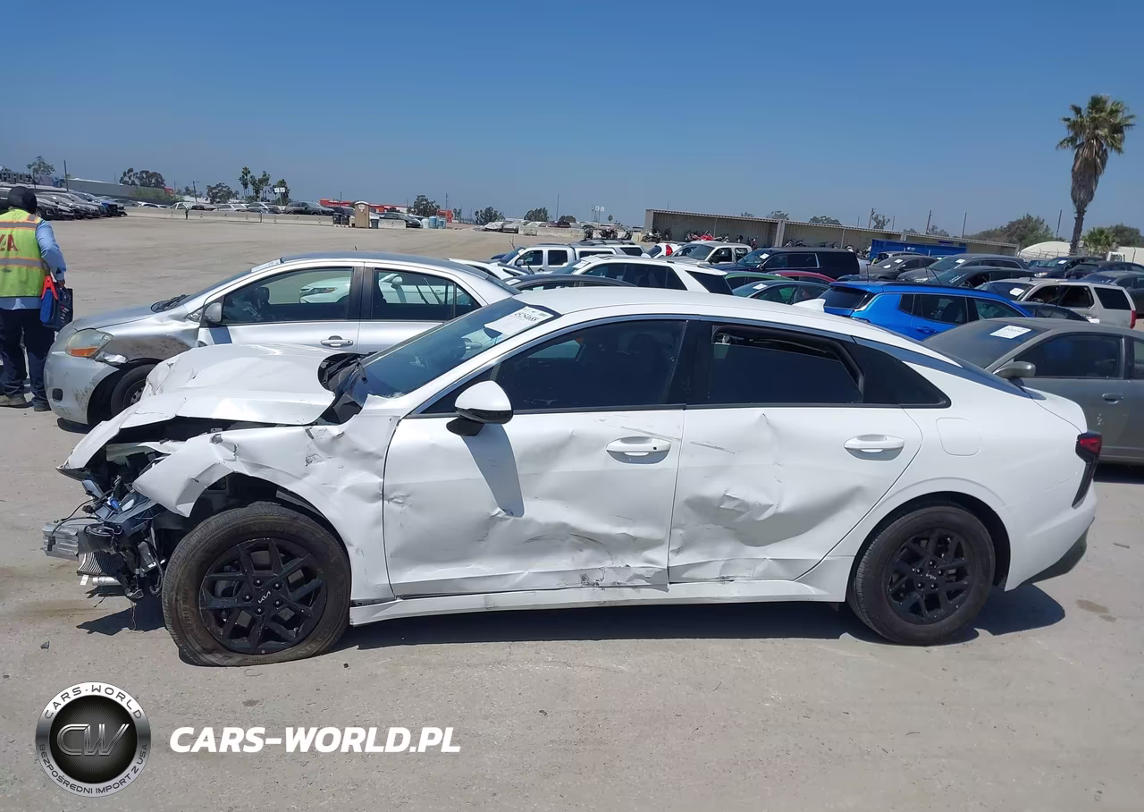 2025 Kia K5 Lxs VIN:KNAG24J75S5358208 - 13