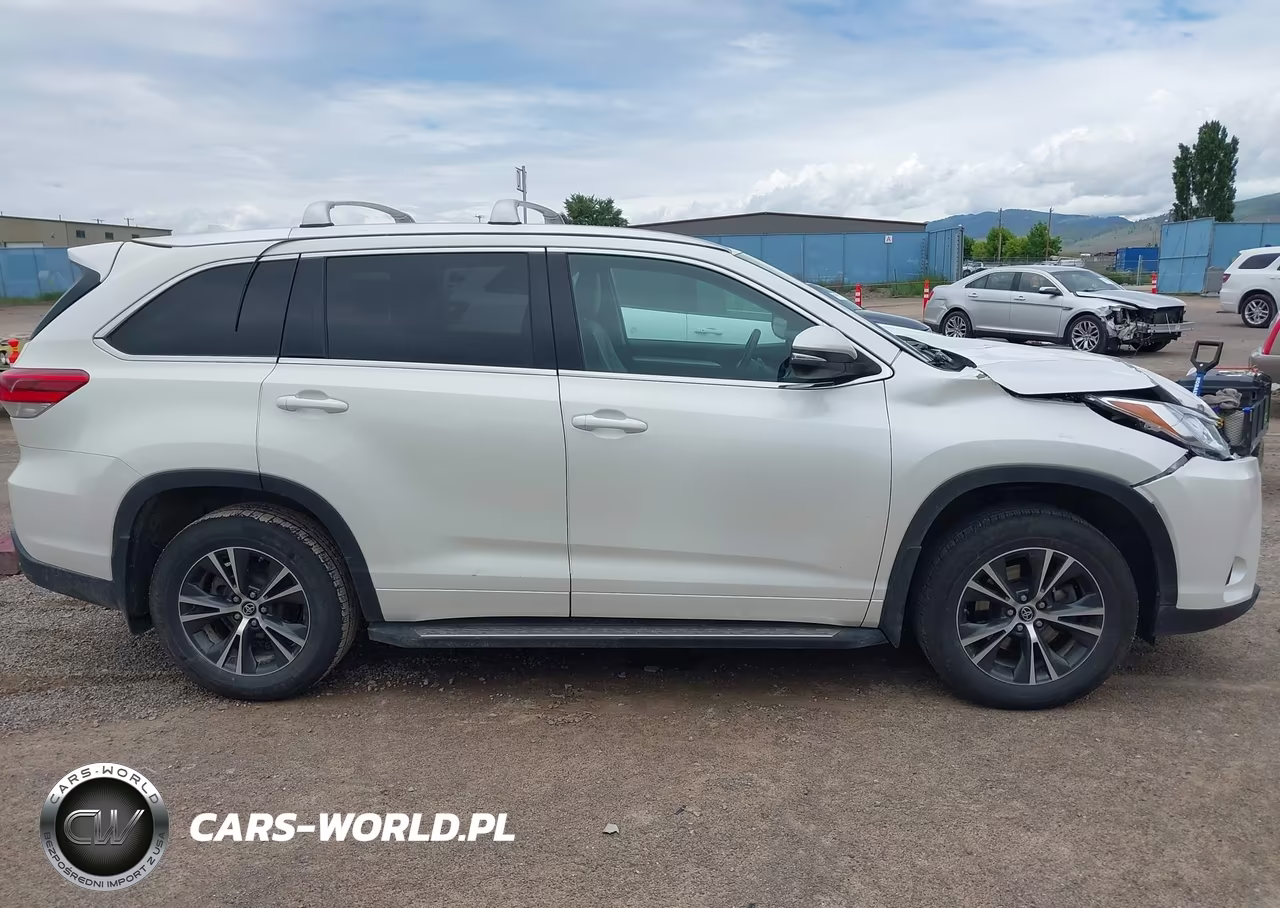 2018 Toyota Highlander Le Plus VIN:5TDBZRFH9JS804991 - 13