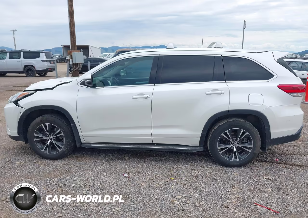 2018 Toyota Highlander Le Plus VIN:5TDBZRFH9JS804991 - 14