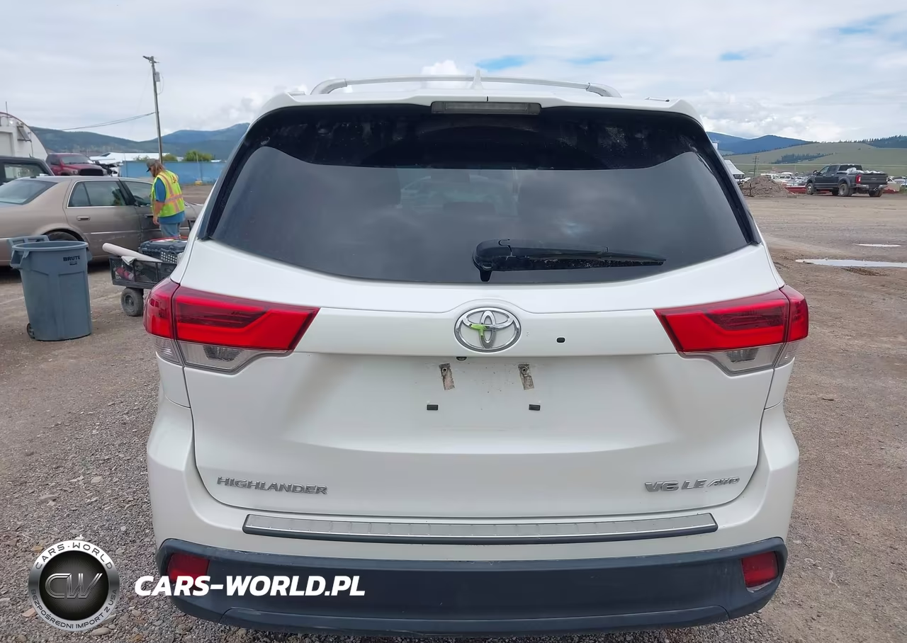 2018 Toyota Highlander Le Plus VIN:5TDBZRFH9JS804991 - 16