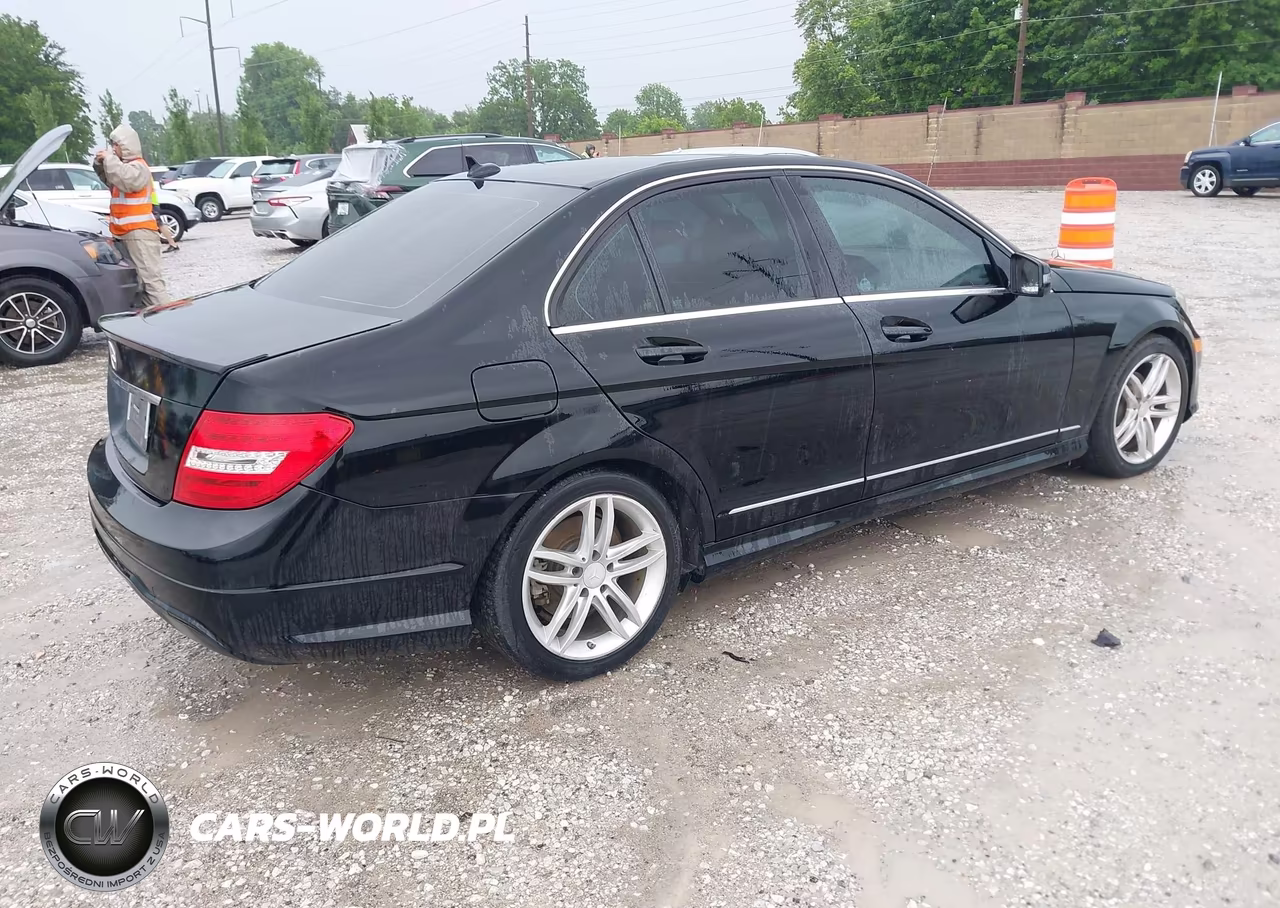 2013 Mercedes-Benz C 250 Sport VIN:WDDGF4HB2DA850714 - 4