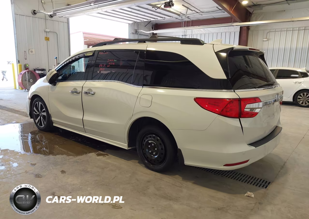 2018 Honda Odyssey Elite VIN:5FNRL6H9XJB018674 - 3