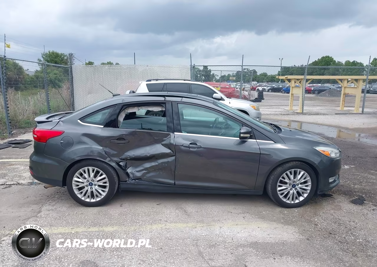 2018 Ford Focus Titanium VIN:1FADP3J27JL247181 - 12