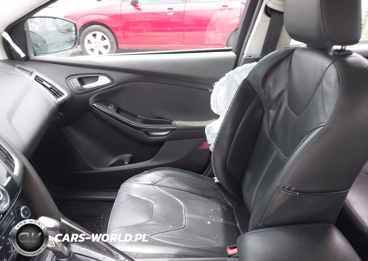 2018 Ford Focus Titanium VIN:1FADP3J27JL247181 - 5