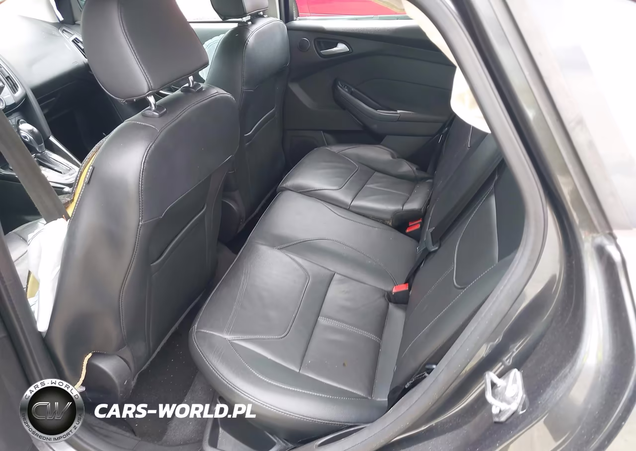 2018 Ford Focus Titanium VIN:1FADP3J27JL247181 - 8
