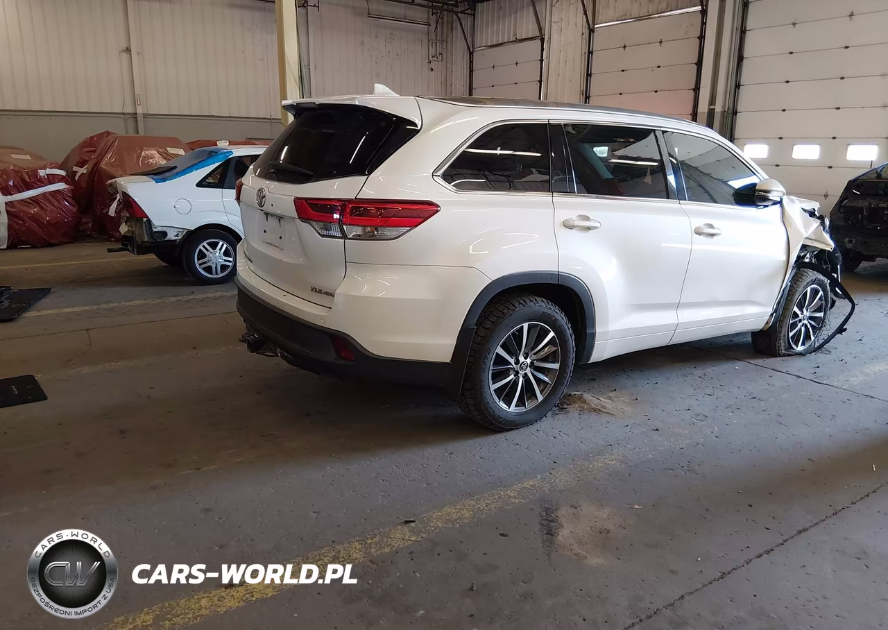 2018 Toyota Highlander Xle VIN:5TDJZRFH4JS529820 - 4