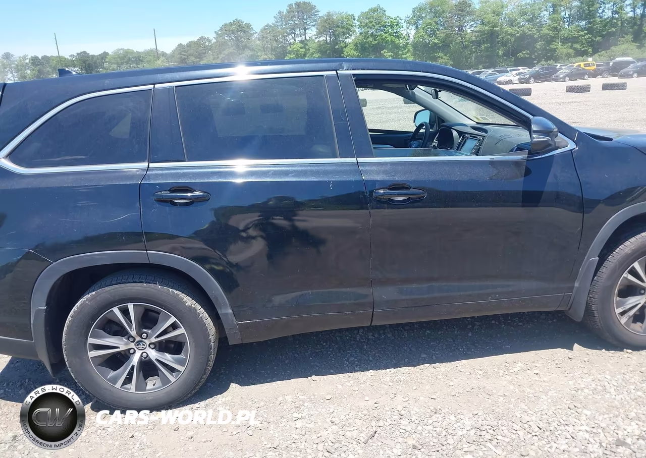 2018 Toyota Highlander Le Plus VIN:5TDBZRFH5JS815891 - 13