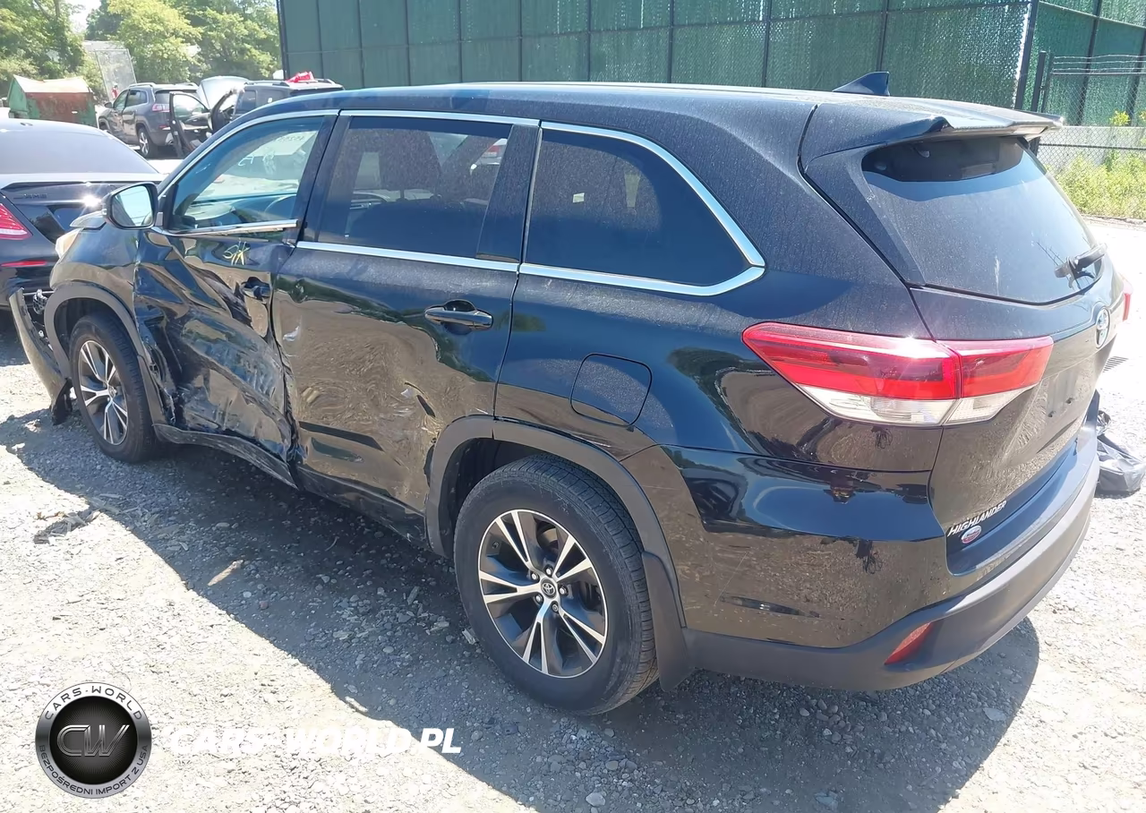 2018 Toyota Highlander Le Plus VIN:5TDBZRFH5JS815891 - 3