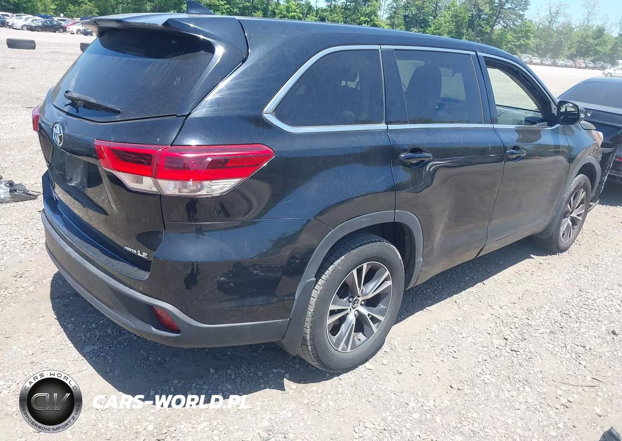2018 Toyota Highlander Le Plus VIN:5TDBZRFH5JS815891 - 4