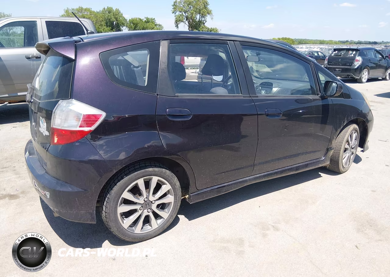 2013 Honda Fit Sport VIN:JHMGE8G52DC064284 - 4