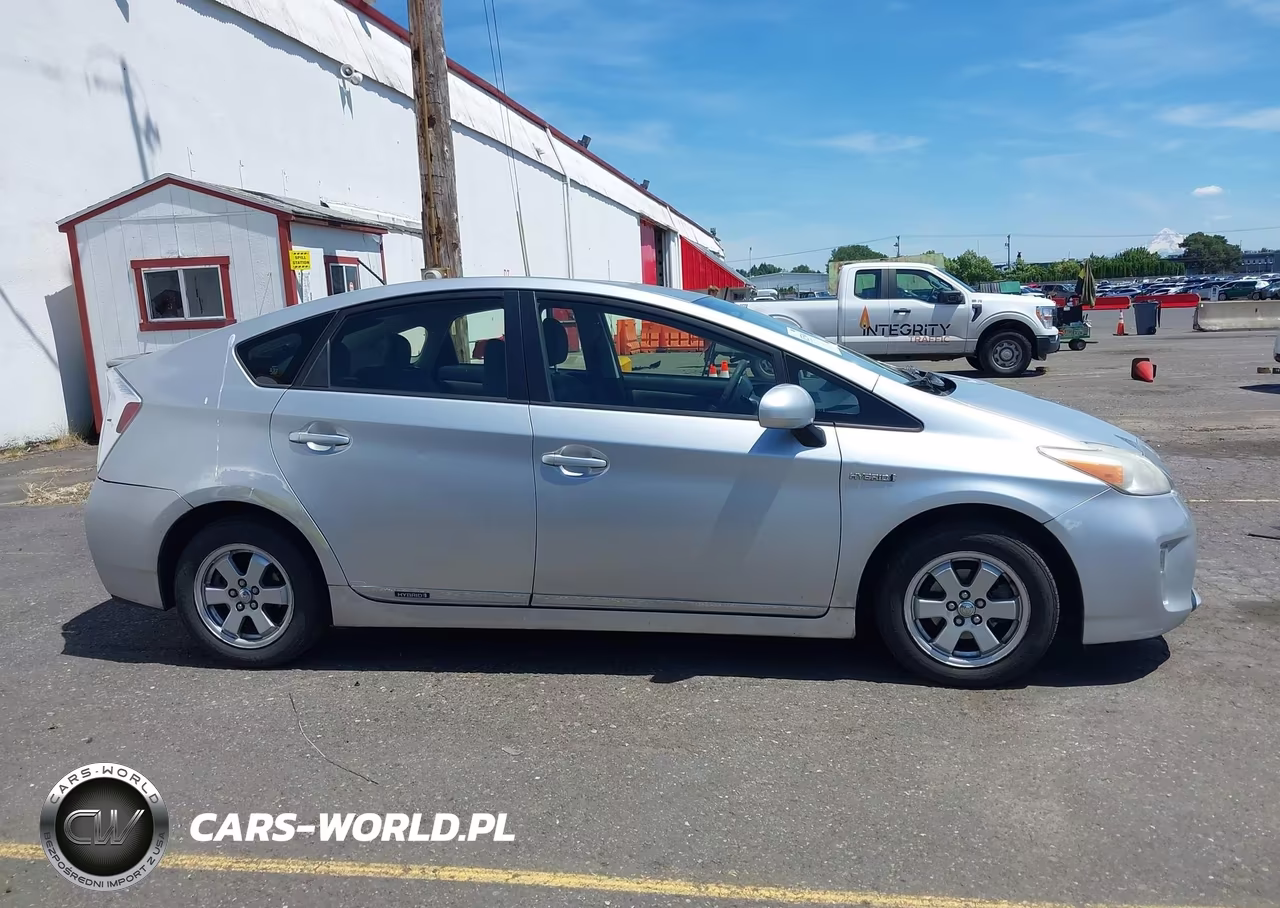 2013 Toyota Prius Two VIN:JTDKN3DU6D1681533 - 13
