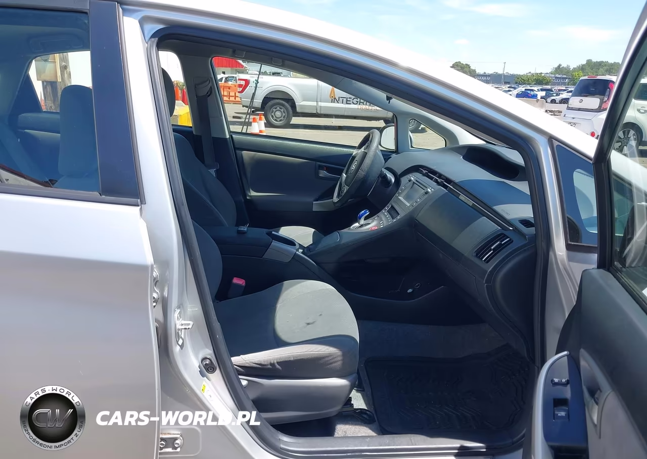 2013 Toyota Prius Two VIN:JTDKN3DU6D1681533 - 5