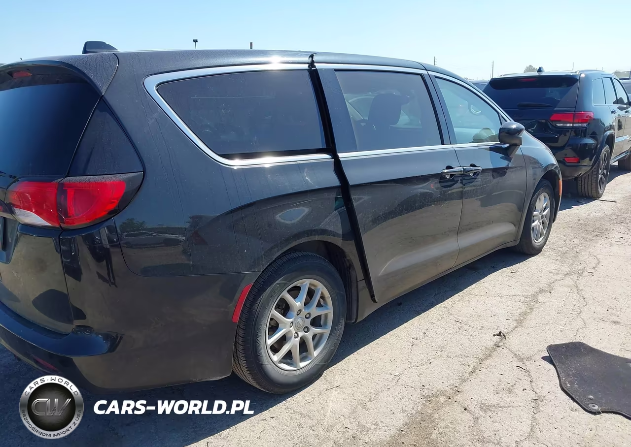 2017 Chrysler Pacifica Touring VIN:2C4RC1DG7HR634306 - 4