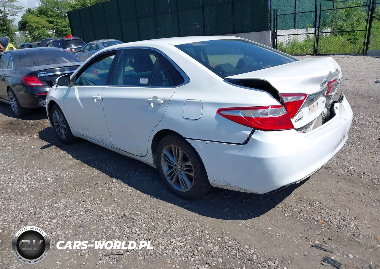 2016 Toyota Camry Le VIN:4T1BF1FK5GU193895 - 3