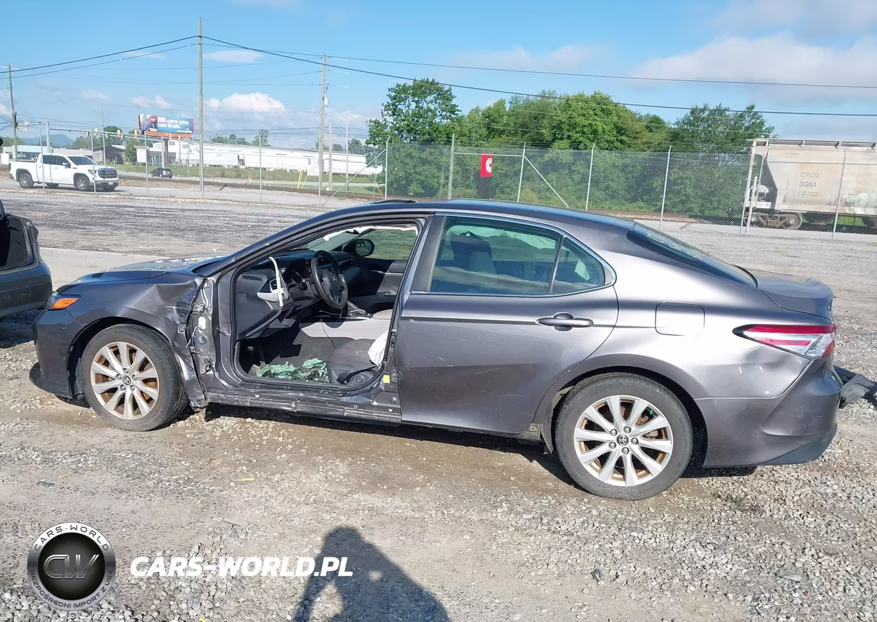 2018 Toyota Camry Le VIN:4T1B11HK3JU504646 - 13