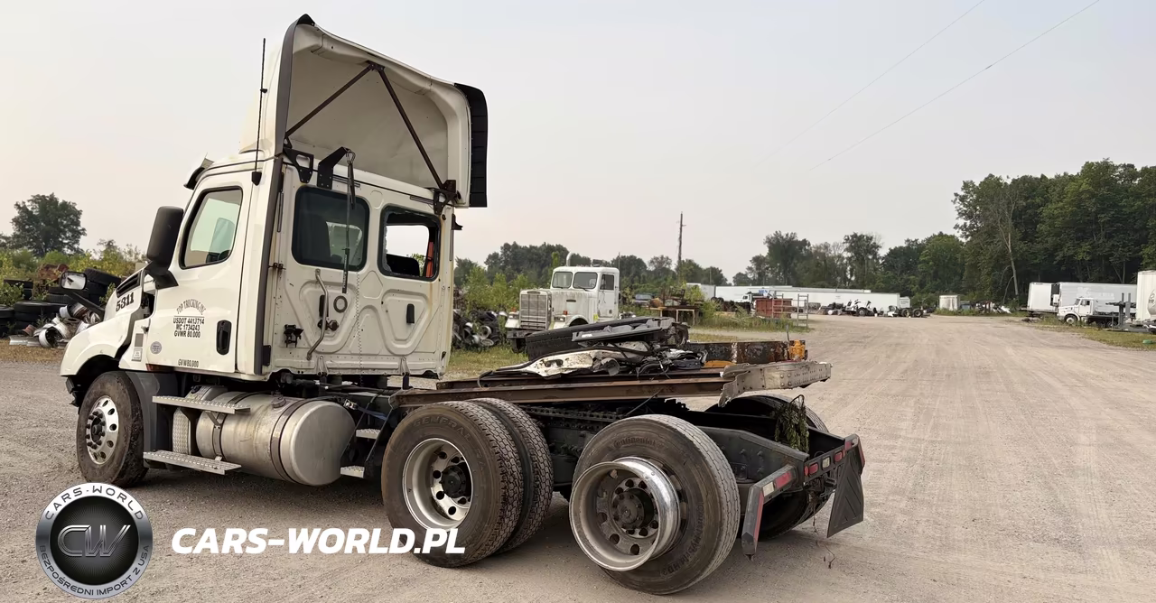 2020 Freightliner New Cascadia 126 VIN:1FUJHLDR7LLLV1037 - 3