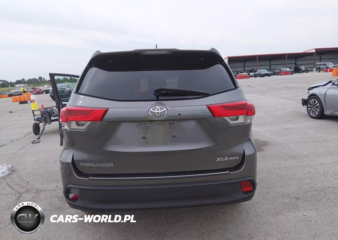 2018 Toyota Highlander Xle VIN:5TDJZRFH7JS883430 - 17