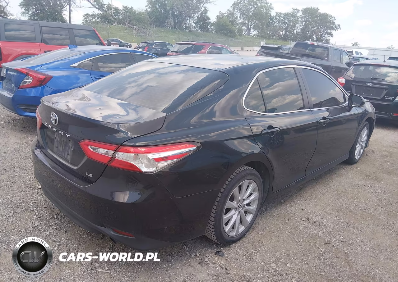 2018 Toyota Camry Le VIN:JTNB11HK6J3006592 - 4