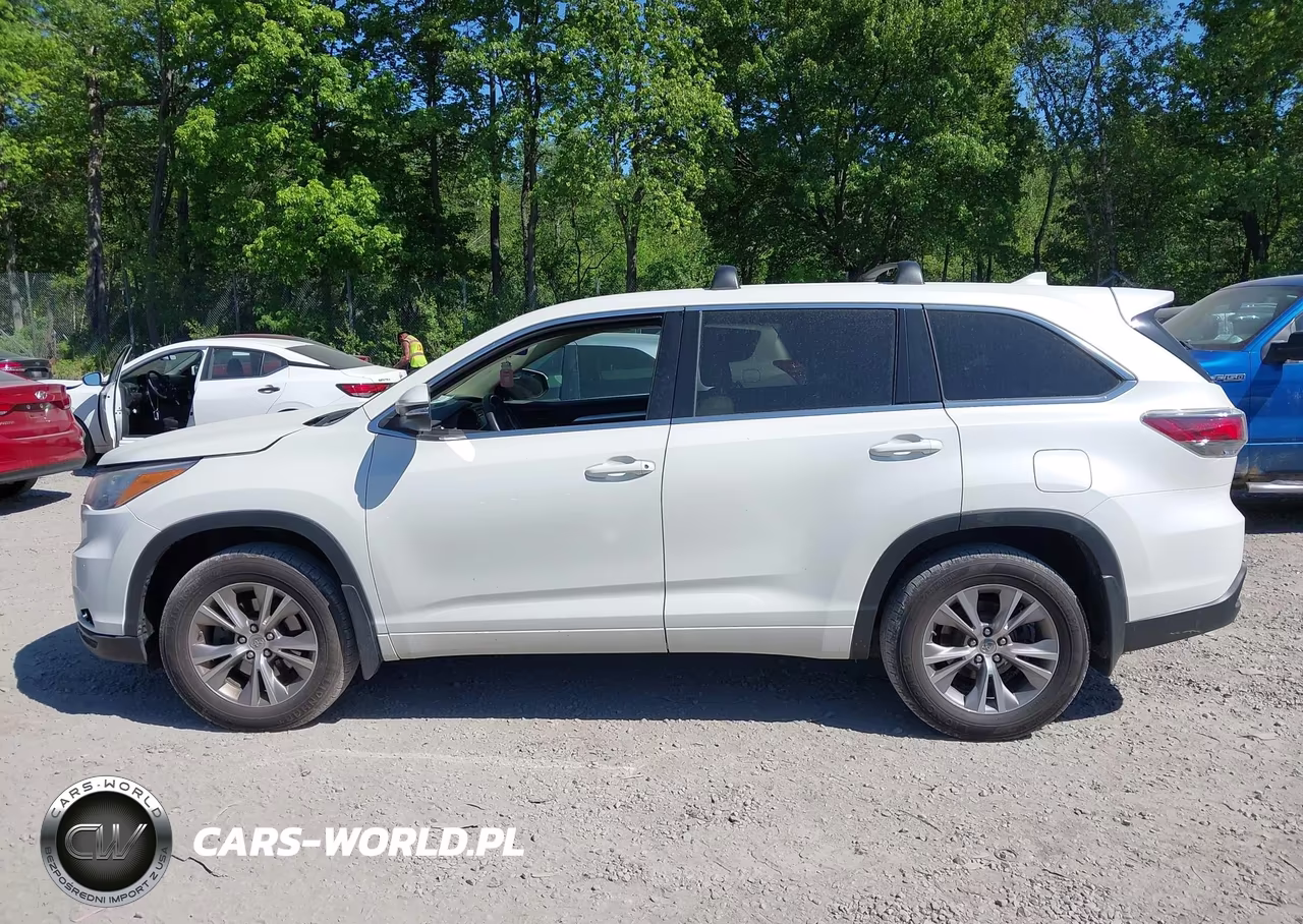 2015 Toyota Highlander Le Plus V6 VIN:5TDBKRFH9FS145631 - 14