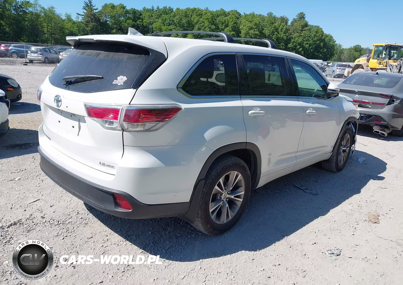 2015 Toyota Highlander Le Plus V6 VIN:5TDBKRFH9FS145631 - 4