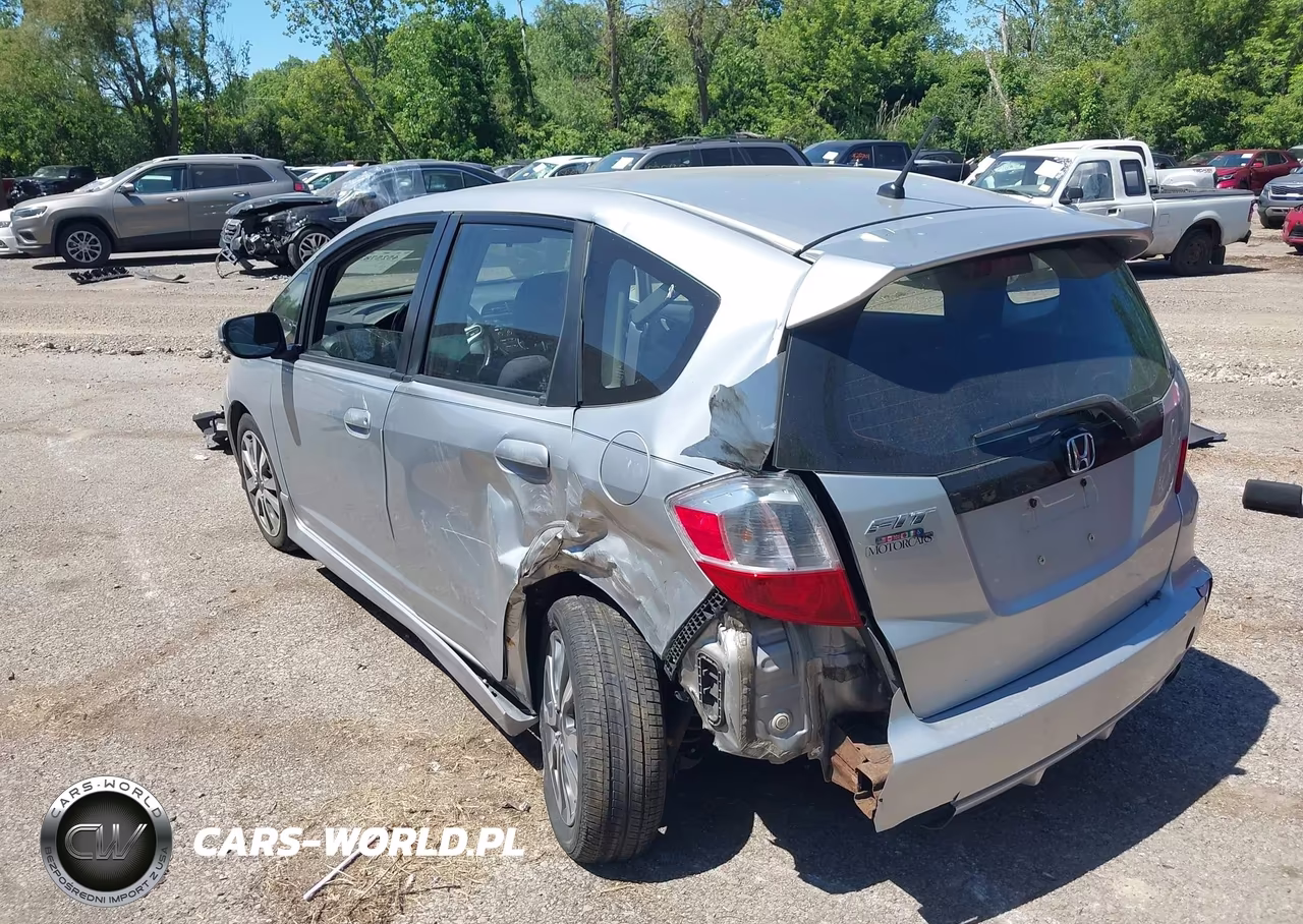 2013 Honda Fit Sport VIN:JHMGE8H5XDC029815 - 3