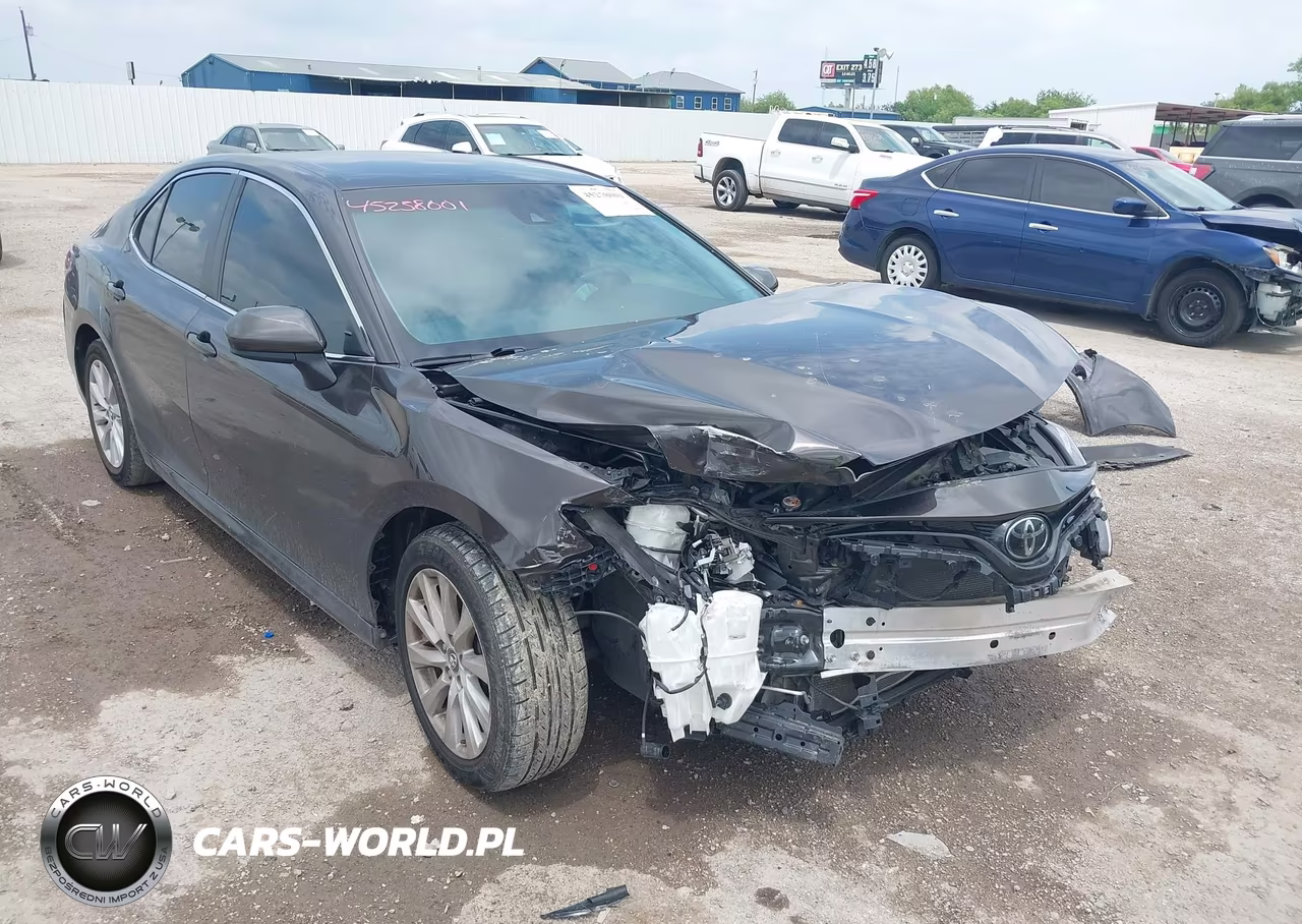 2018 Toyota Camry Le – zdjęcie 1 z 17