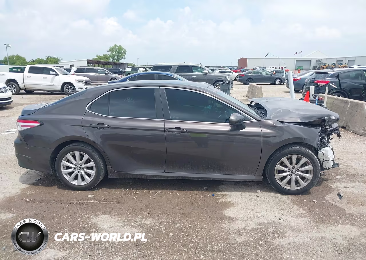2018 Toyota Camry Le VIN:4T1B11HK8JU590441 - 14