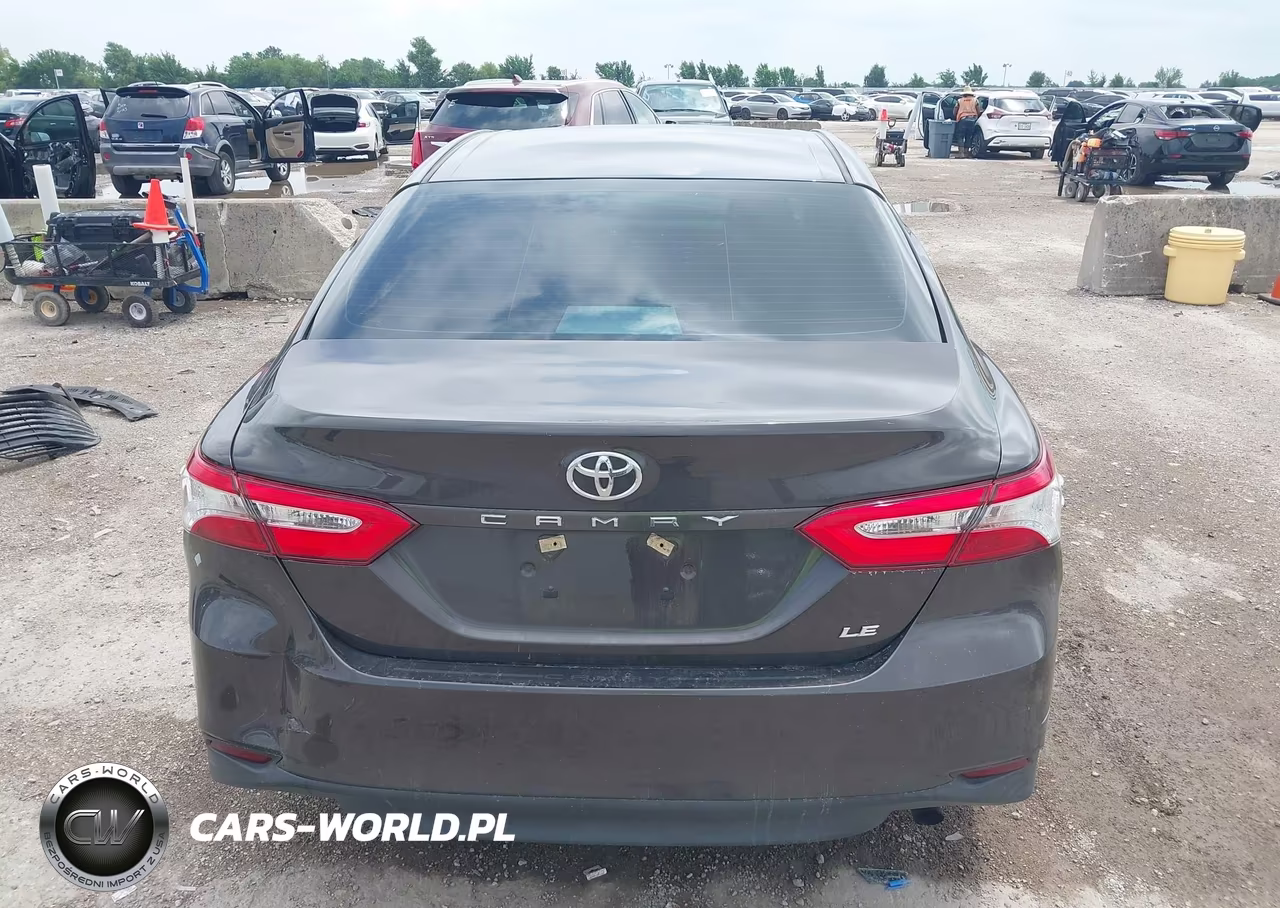 2018 Toyota Camry Le VIN:4T1B11HK8JU590441 - 17