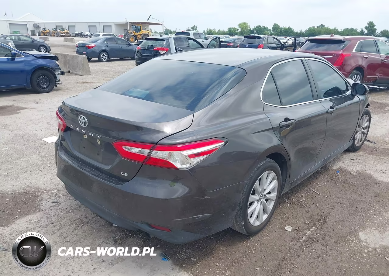 2018 Toyota Camry Le VIN:4T1B11HK8JU590441 - 4