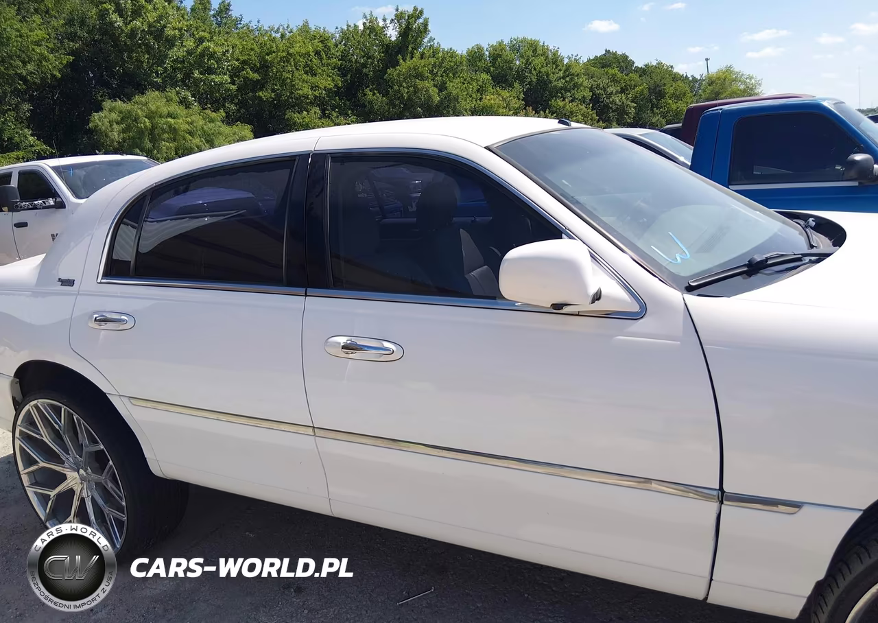 2009 Lincoln Town Car Signature Limited VIN:2LNHM82V19X630327 - 13
