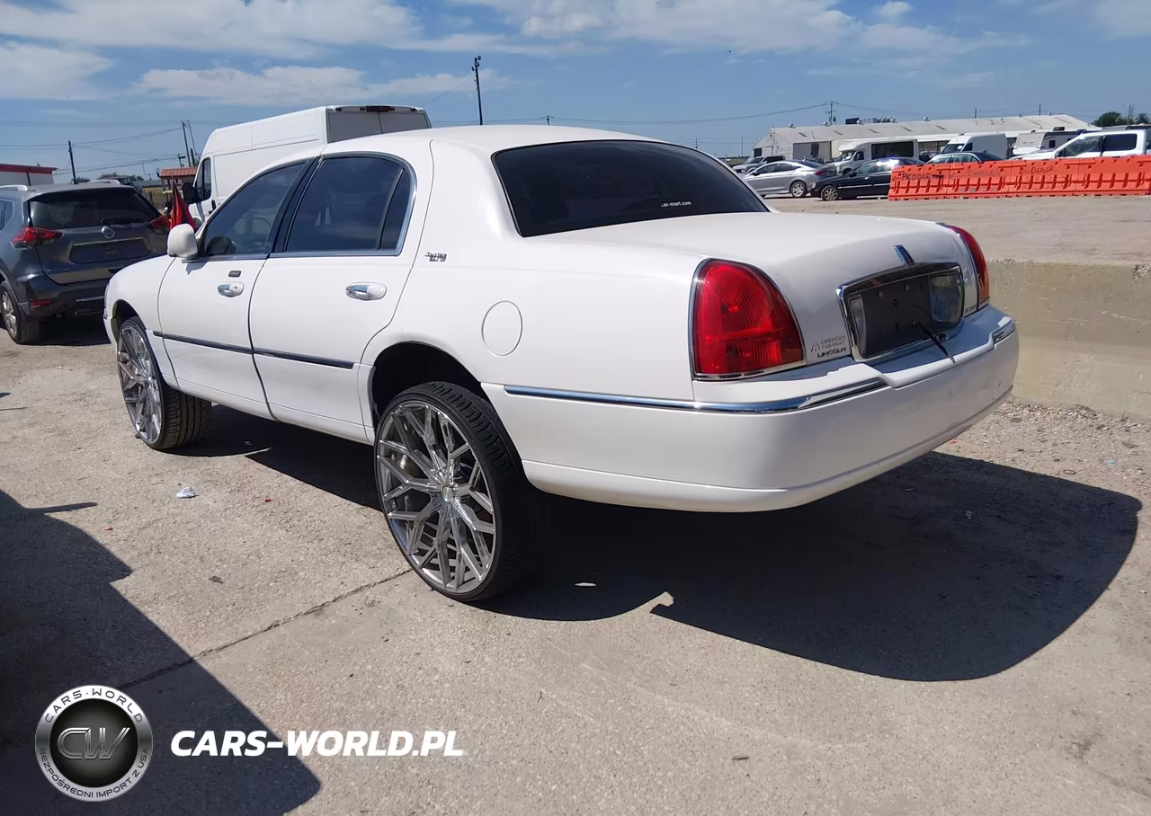 2009 Lincoln Town Car Signature Limited VIN:2LNHM82V19X630327 - 3