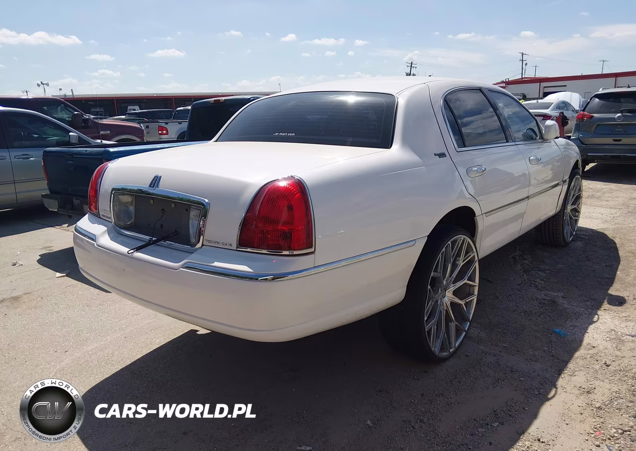 2009 Lincoln Town Car Signature Limited VIN:2LNHM82V19X630327 - 4
