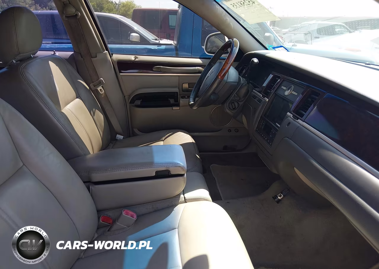 2009 Lincoln Town Car Signature Limited VIN:2LNHM82V19X630327 - 5