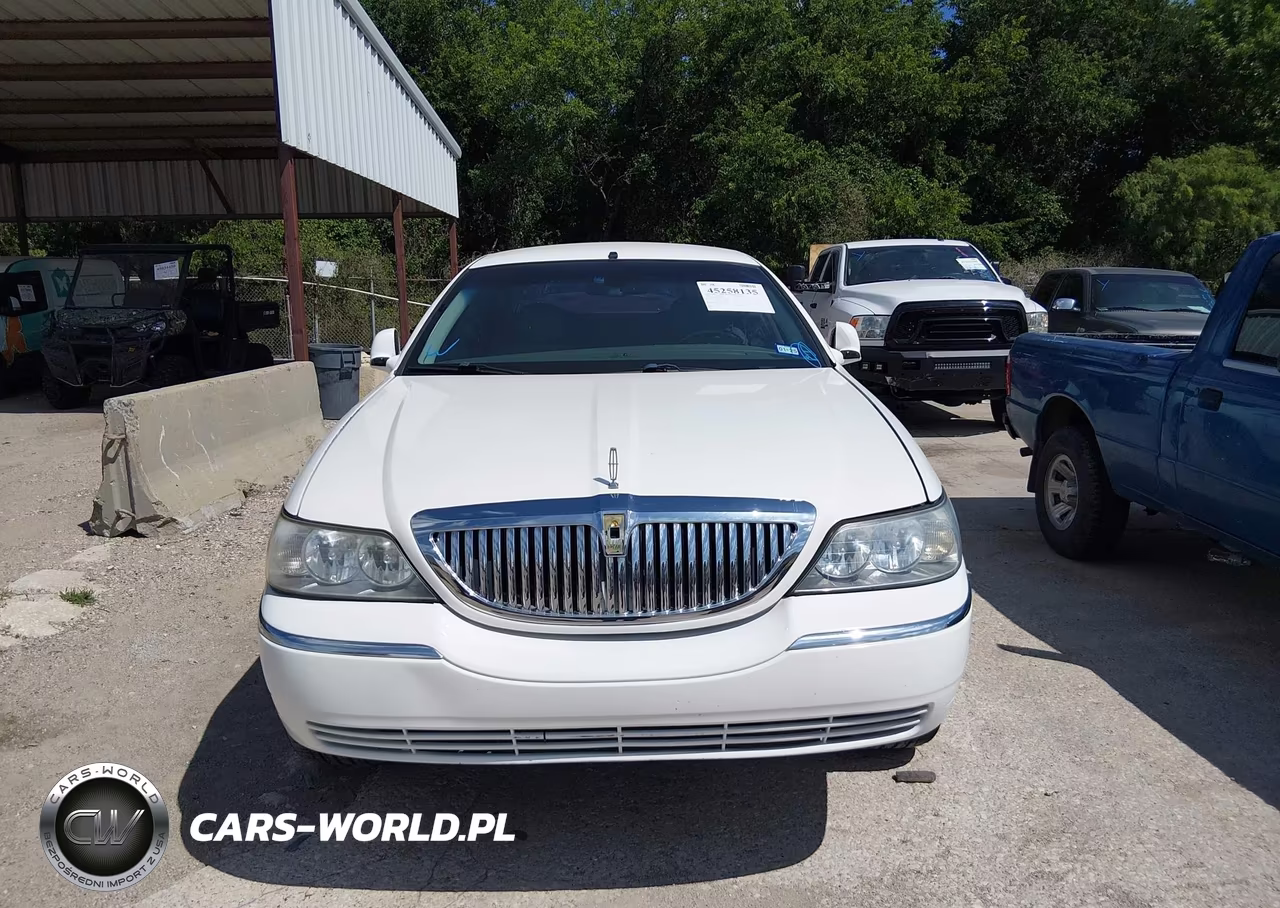 2009 Lincoln Town Car Signature Limited VIN:2LNHM82V19X630327 - 6