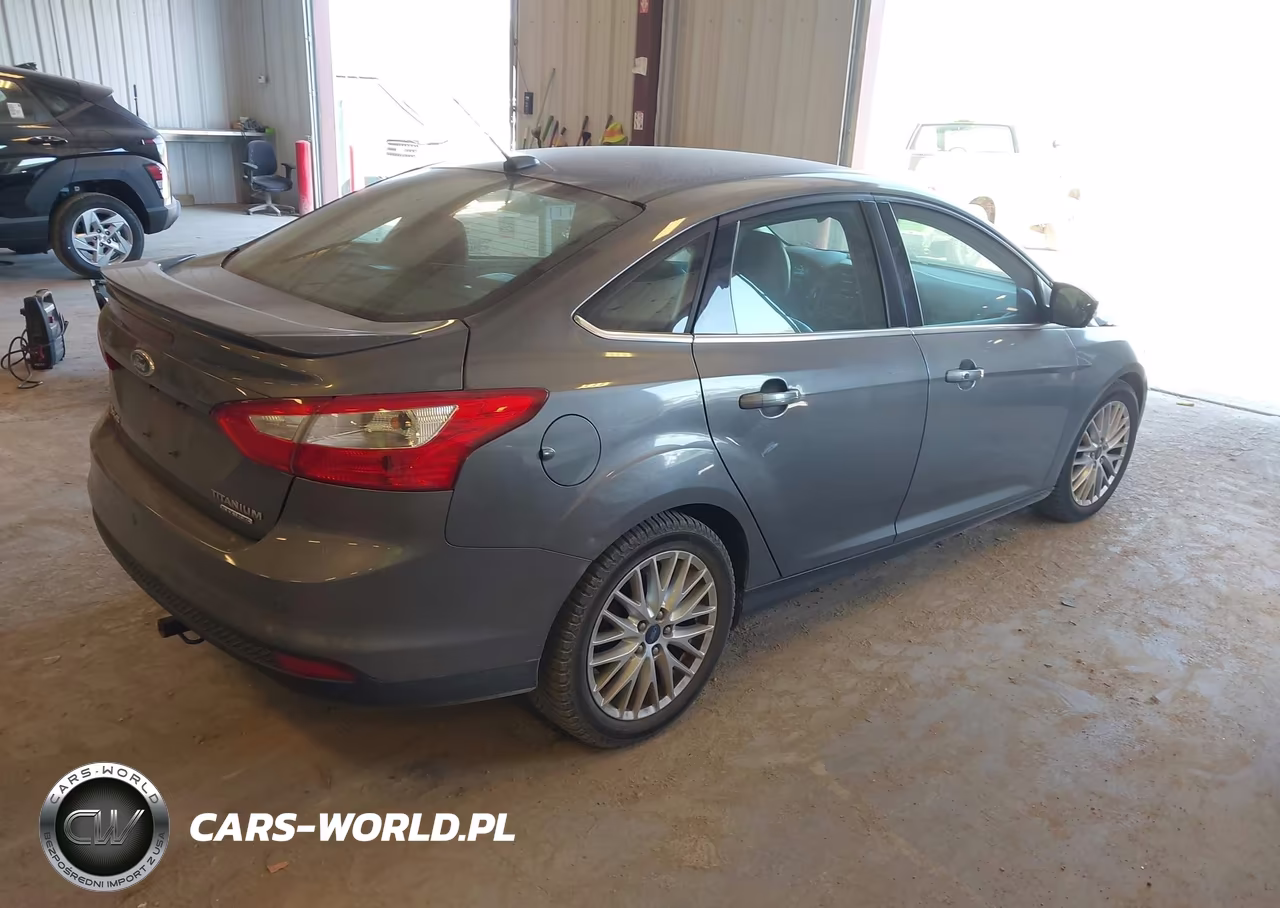 2013 Ford Focus Titanium VIN:1FADP3J26DL283819 - 4