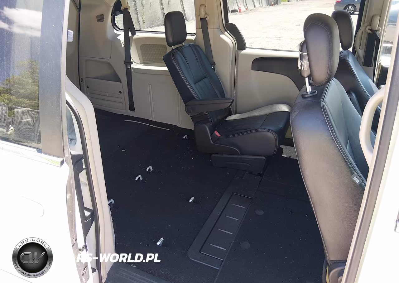 2016 Chrysler Town & Country Touring VIN:2C4RC1BG1GR268893 - 8