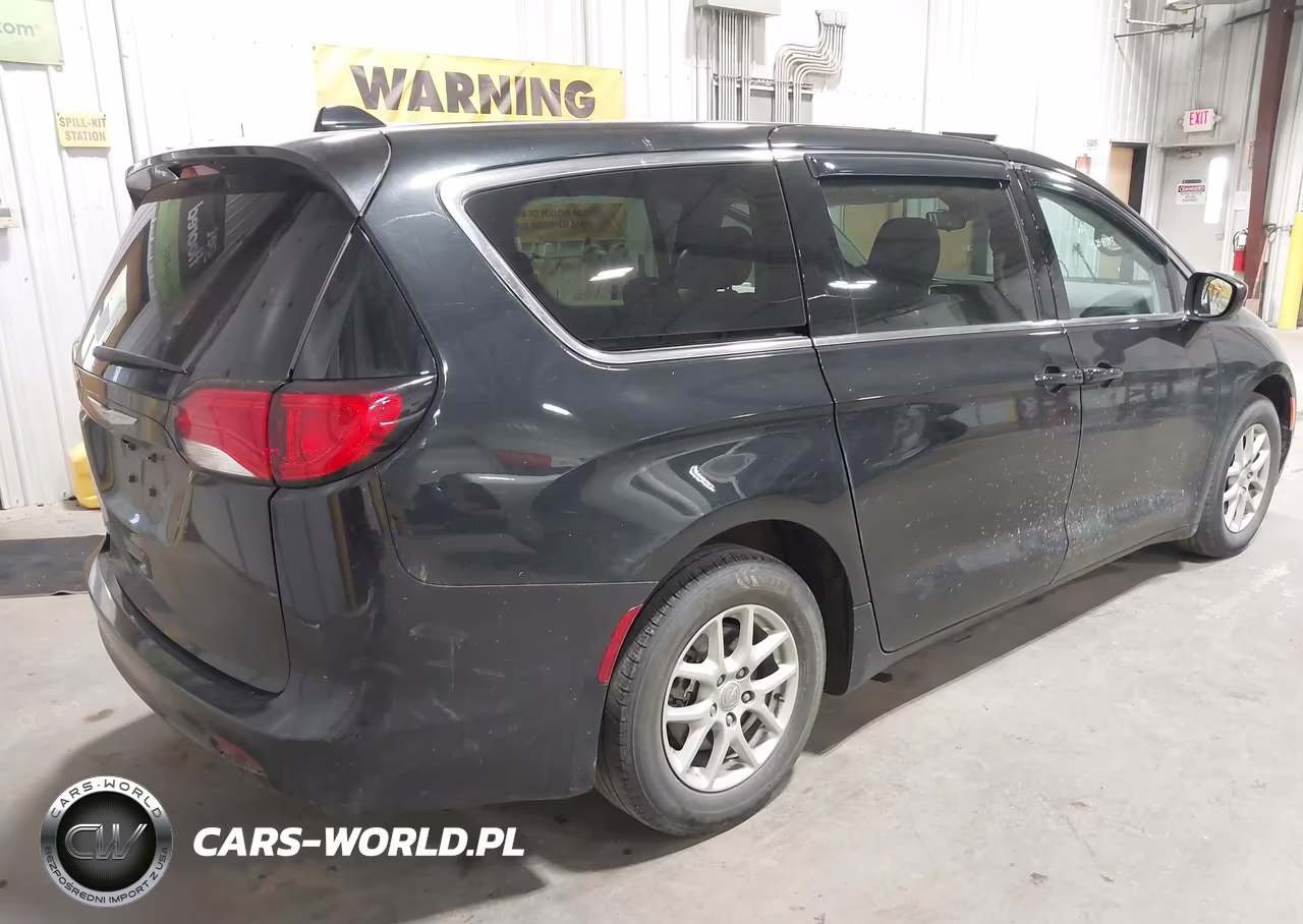 2017 Chrysler Pacifica Touring VIN:2C4RC1DG7HR502338 - 4