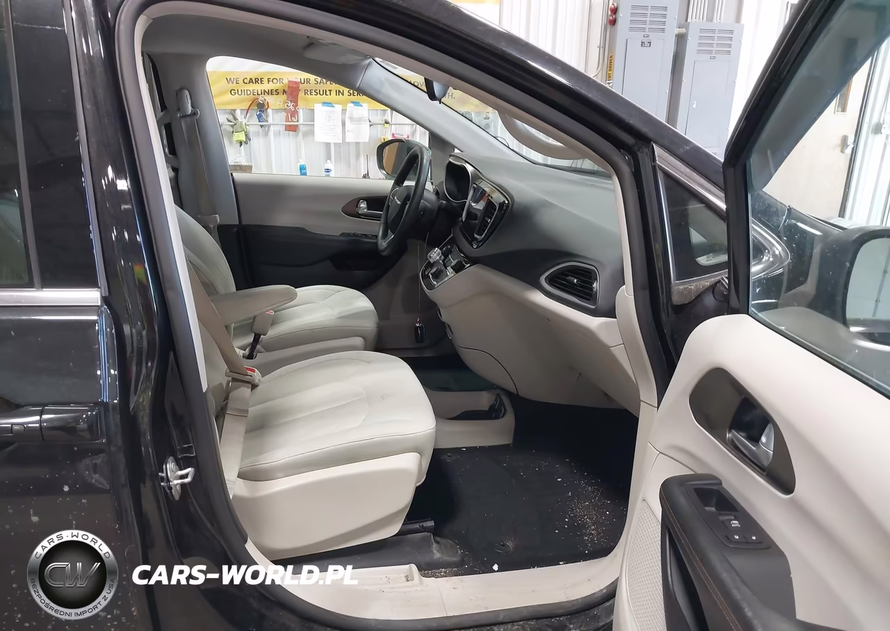 2017 Chrysler Pacifica Touring VIN:2C4RC1DG7HR502338 - 5