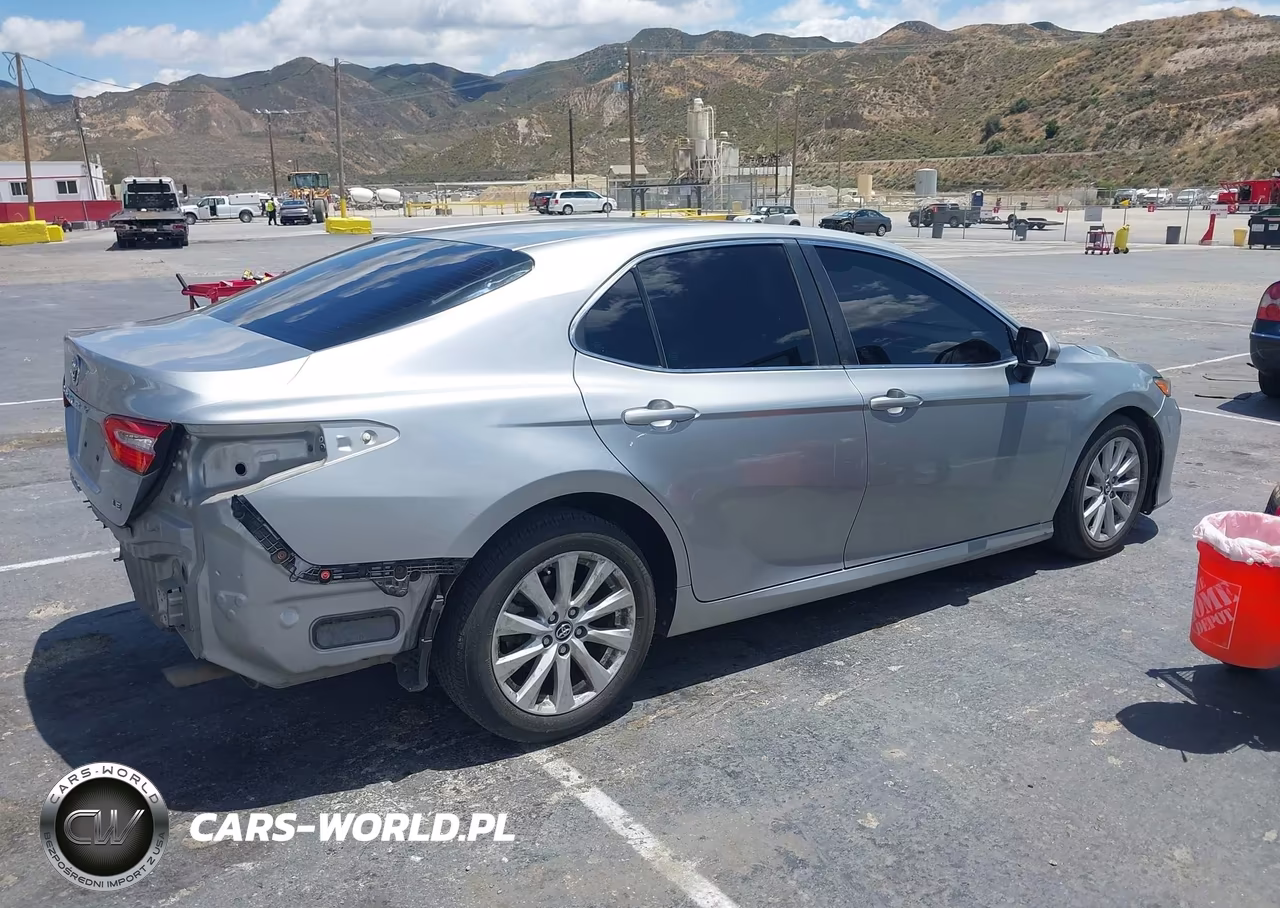 2018 Toyota Camry Le VIN:4T1B11HK4JU598522 - 13
