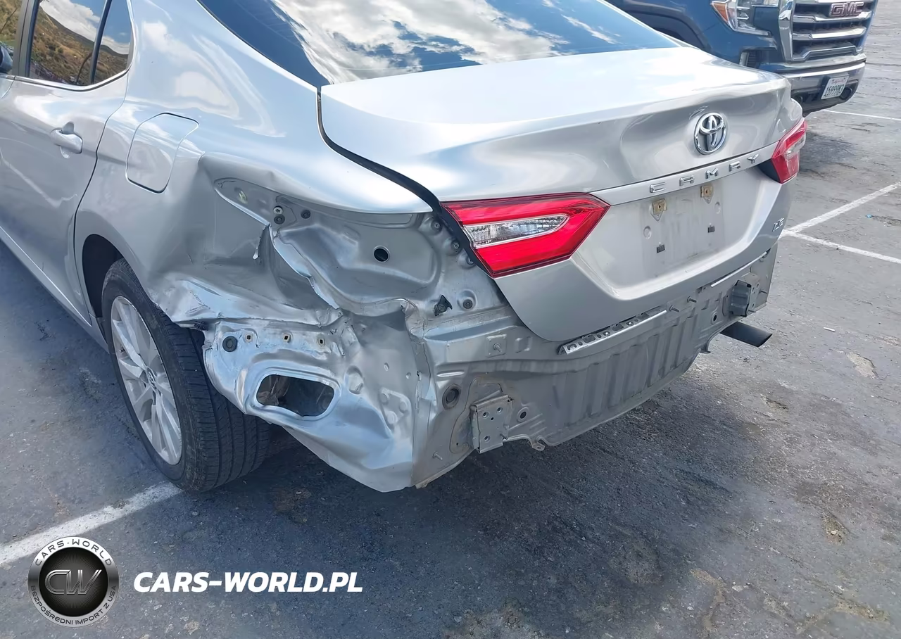 2018 Toyota Camry Le VIN:4T1B11HK4JU598522 - 17