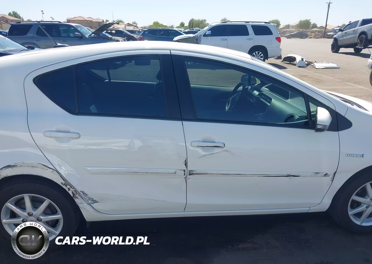 2013 Toyota Prius C Three VIN:JTDKDTB37D1042509 - 13