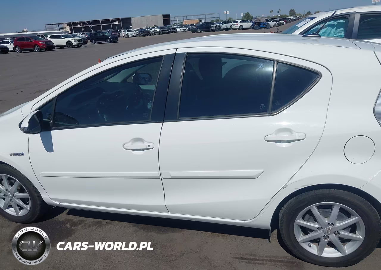 2013 Toyota Prius C Three VIN:JTDKDTB37D1042509 - 14