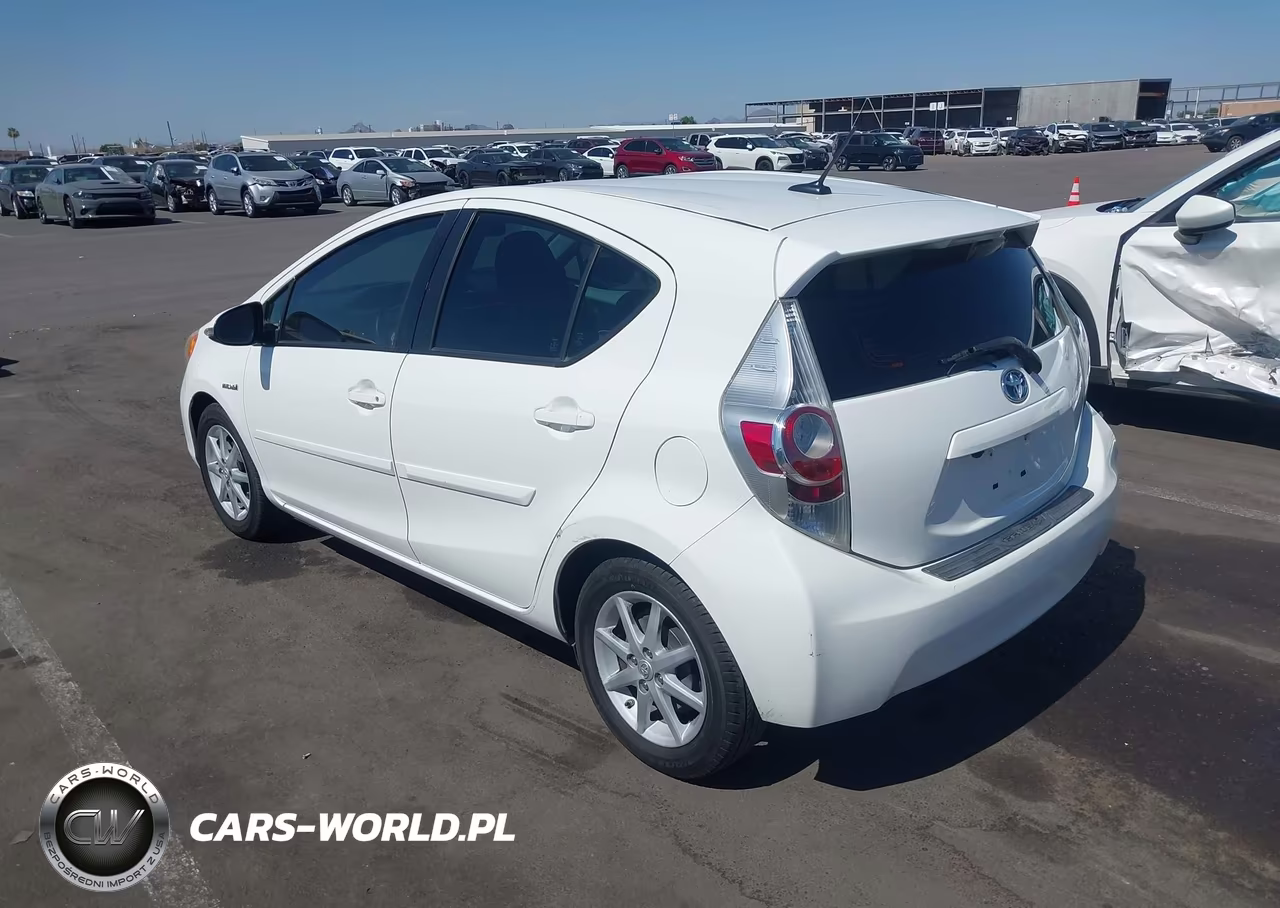 2013 Toyota Prius C Three VIN:JTDKDTB37D1042509 - 3