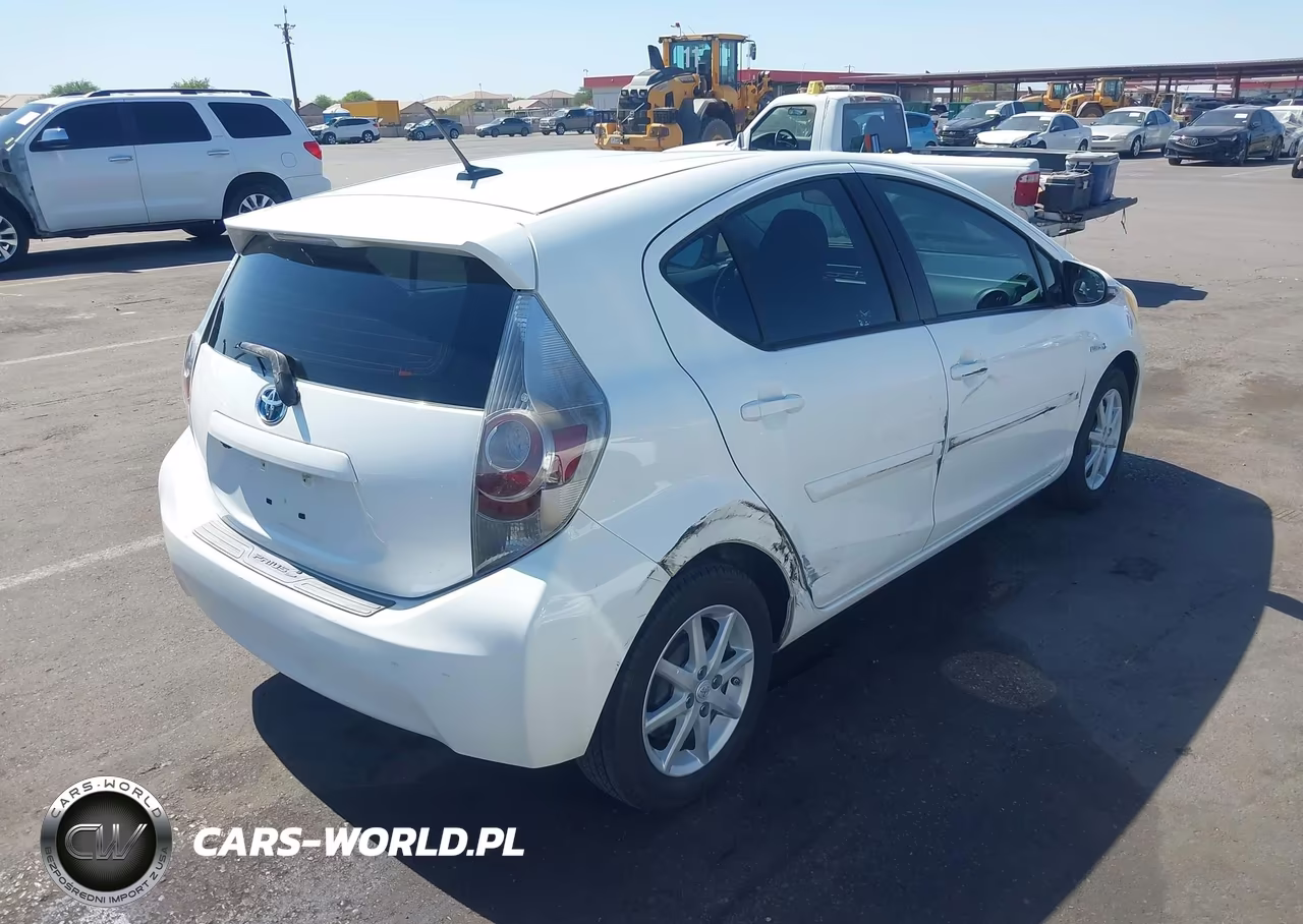 2013 Toyota Prius C Three VIN:JTDKDTB37D1042509 - 4