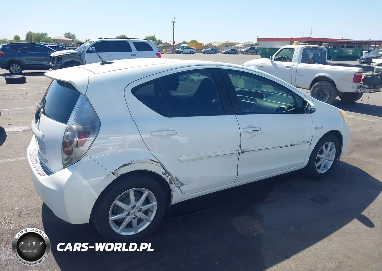 2013 Toyota Prius C Three VIN:JTDKDTB37D1042509 - 6