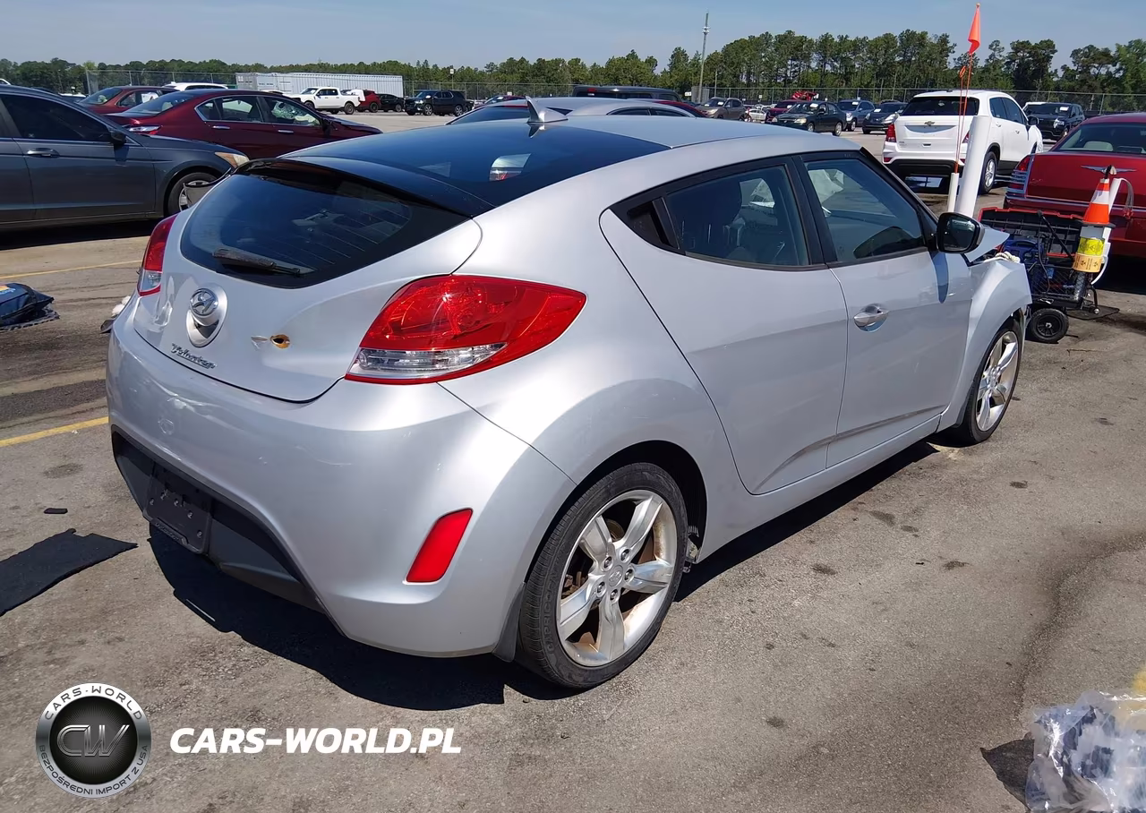 2013 Hyundai Veloster Base W-Black VIN:KMHTC6AD5DU175850 - 4