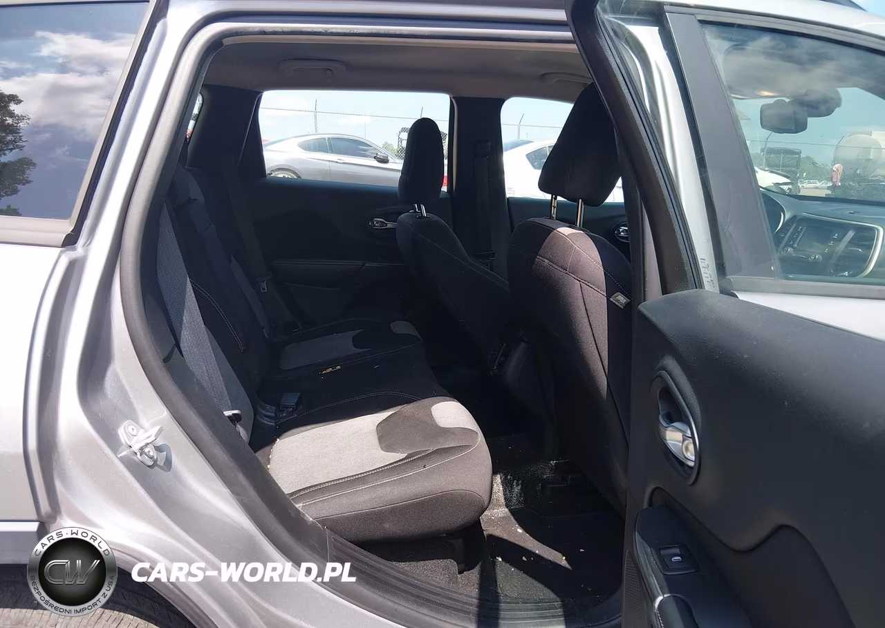 2015 Jeep Cherokee Sport VIN:1C4PJLAB3FW761768 - 8