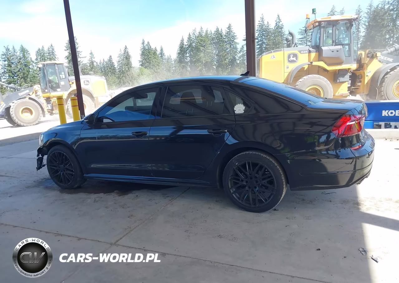 2017 Volkswagen Passat 1.8T R-Line VIN:1VWDT7A32HC068592 - 14
